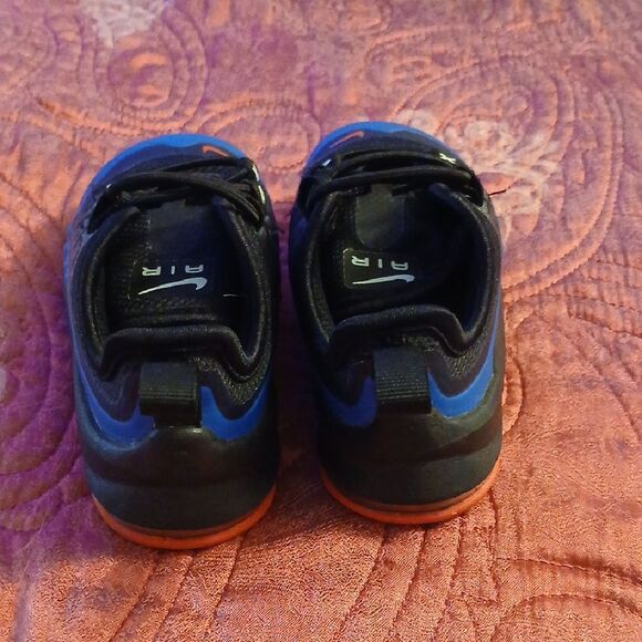 Nike Black and Blue Sneakers Sporty Design - Picture 4 of 7